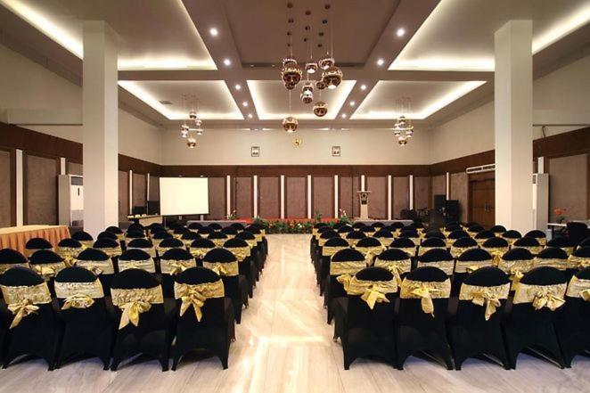 Helios Hotel & Convention Watampone Buitenkant foto